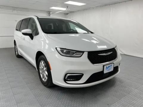 White 2023 Chrysler Pacifica Touring L for sale in Chillicothe, MO