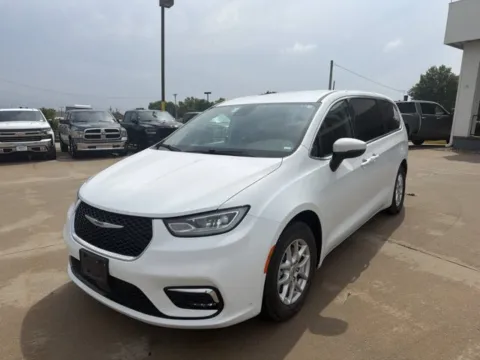 Photos of 2023 Chrysler Pacifica Touring L for sale in Chillicothe, MO at MAG CDJR