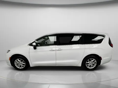 More photos of 2023 Chrysler Pacifica Touring L at MAG CDJR, MO