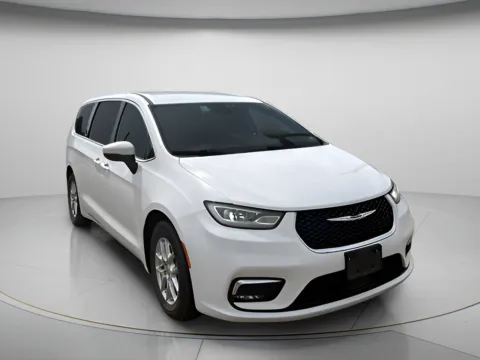 White 2023 Chrysler Pacifica Touring L for sale in Chillicothe, MO