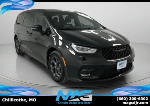 Black 2022 Chrysler Pacifica Hybrid Touring L for sale in Chillicothe, MO