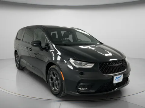 Black 2022 Chrysler Pacifica Hybrid Touring L for sale in Chillicothe, MO