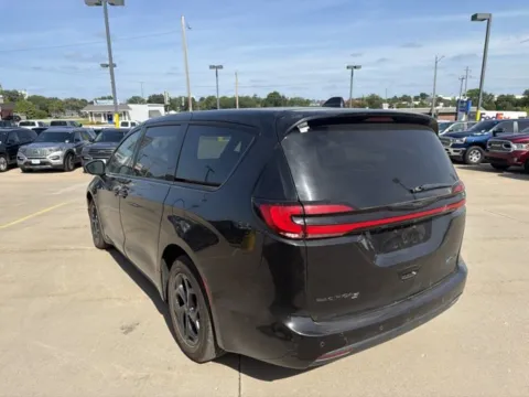 More photos of 2022 Chrysler Pacifica Hybrid Touring L at MAG CDJR, MO