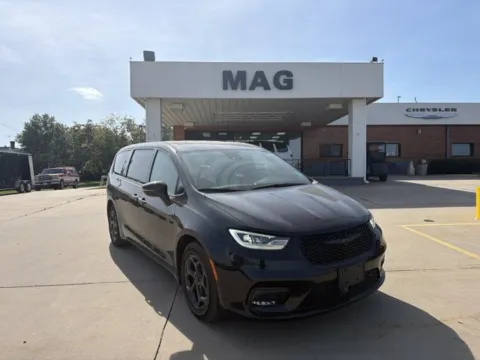 Black 2022 Chrysler Pacifica Hybrid Touring L for sale in Chillicothe, MO