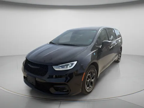 Photos of 2022 Chrysler Pacifica Hybrid Touring L for sale in Chillicothe, MO at MAG CDJR