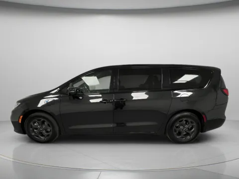 More photos of 2022 Chrysler Pacifica Hybrid Touring L at MAG CDJR, MO