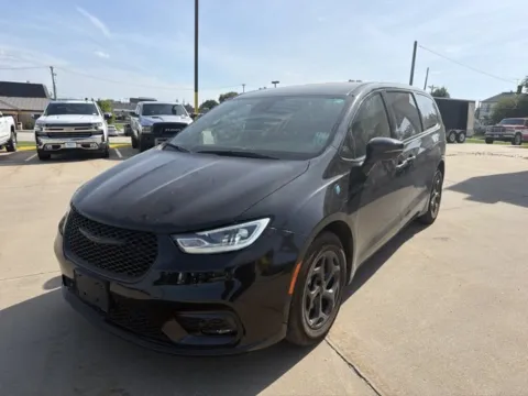 Photos of 2022 Chrysler Pacifica Hybrid Touring L for sale in Chillicothe, MO at MAG CDJR