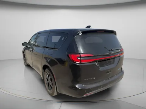 More photos of 2022 Chrysler Pacifica Hybrid Touring L at MAG CDJR, MO