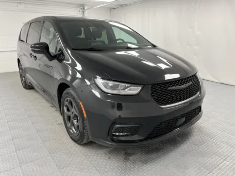 Black 2023 Chrysler Pacifica Hybrid Limited for sale in Chillicothe, MO