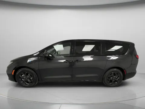 More photos of 2023 Chrysler Pacifica Hybrid Limited at MAG CDJR, MO