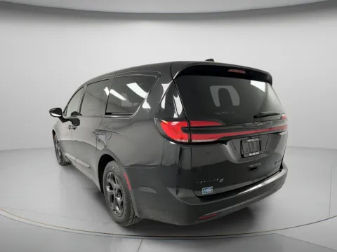 More photos of 2023 Chrysler Pacifica Hybrid Limited at MAG CDJR, MO