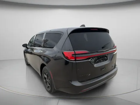 More photos of 2023 Chrysler Pacifica Hybrid Limited at MAG CDJR, MO