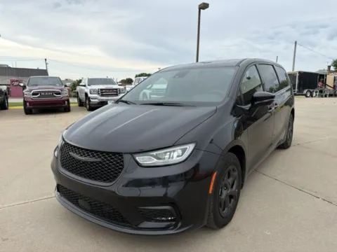 Photos of 2023 Chrysler Pacifica Hybrid Limited for sale in Chillicothe, MO at MAG CDJR