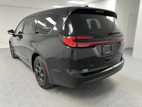 More photos of 2023 Chrysler Pacifica Hybrid Limited at MAG CDJR, MO