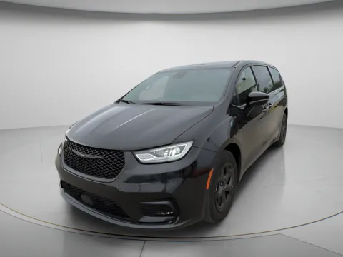 Photos of 2023 Chrysler Pacifica Hybrid Limited for sale in Chillicothe, MO at MAG CDJR