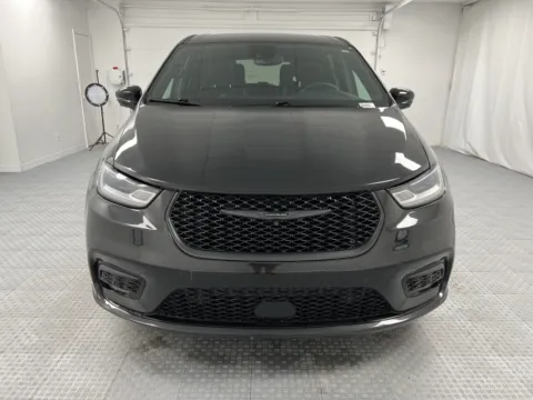 Photos of 2023 Chrysler Pacifica Hybrid Limited for sale in Chillicothe, MO at MAG CDJR