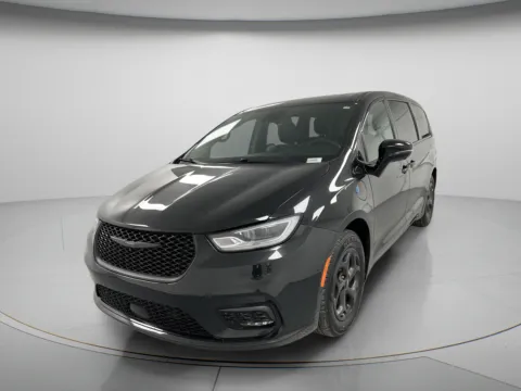 Another view of 2023 Chrysler Pacifica Hybrid Limited for sale in Chillicothe, MO at MAG CDJR