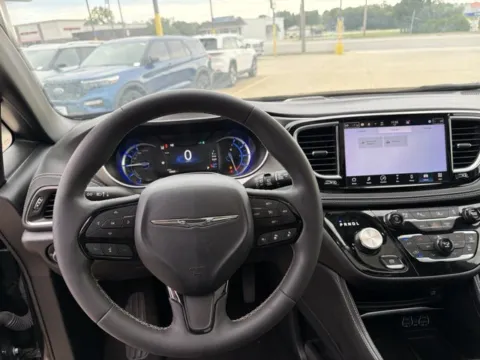 More photos of 2023 Chrysler Pacifica Hybrid Limited at MAG CDJR, MO