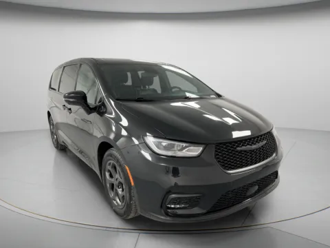 Black 2023 Chrysler Pacifica Hybrid Limited for sale in Chillicothe, MO