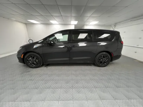 More photos of 2023 Chrysler Pacifica Hybrid Limited at MAG CDJR, MO