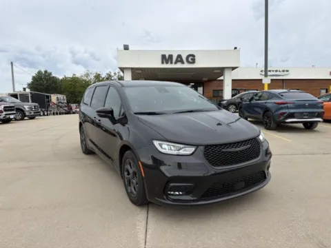 Black 2023 Chrysler Pacifica Hybrid Limited for sale in Chillicothe, MO