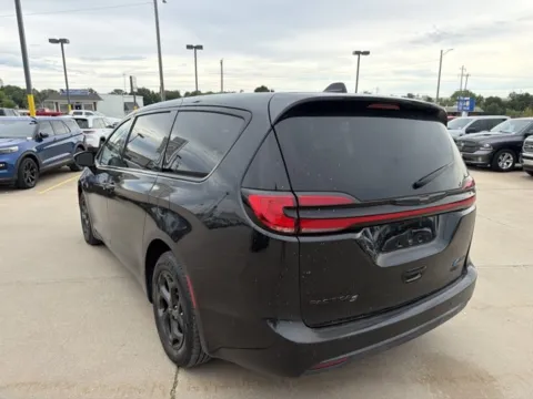 More photos of 2023 Chrysler Pacifica Hybrid Limited at MAG CDJR, MO