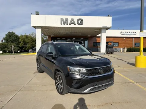 Black 2024 Volkswagen Taos SE for sale in Chillicothe, MO