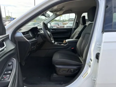 Another view of 2024 Jeep Grand Cherokee Laredo for sale in Chillicothe, MO at MAG CDJR