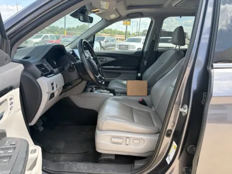 More photos of 2020 Honda Pilot Touring 7-Passenger at MAG CDJR, MO