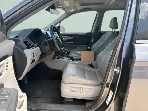 More photos of 2020 Honda Pilot Touring 7-Passenger at MAG CDJR, MO