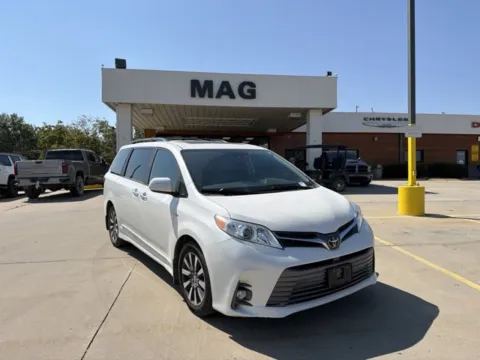 White 2019 Toyota Sienna XLE for sale in Chillicothe, MO