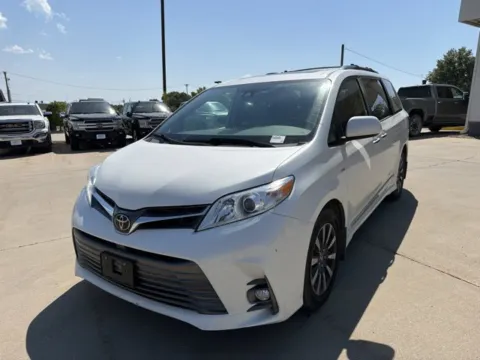 Photos of 2019 Toyota Sienna XLE for sale in Chillicothe, MO at MAG CDJR