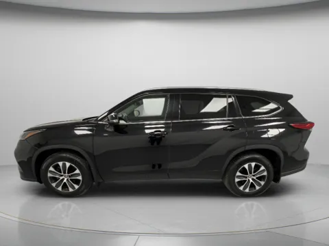 More photos of 2021 Toyota Highlander XLE at MAG CDJR, MO