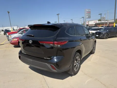 More photos of 2021 Toyota Highlander XLE at MAG CDJR, MO