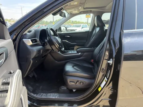 More photos of 2021 Toyota Highlander XLE at MAG CDJR, MO