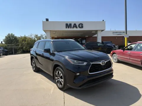 Black 2021 Toyota Highlander XLE for sale in Chillicothe, MO