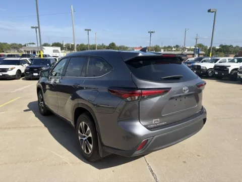 More photos of 2024 Toyota Highlander XLE at MAG CDJR, MO