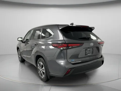 More photos of 2024 Toyota Highlander XLE at MAG CDJR, MO