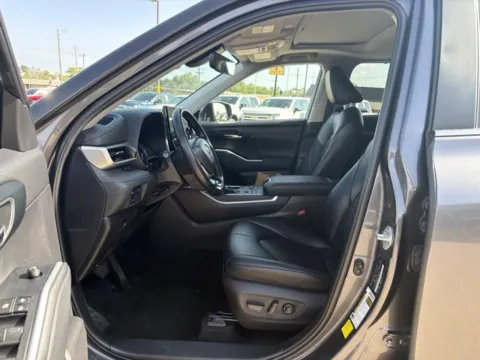 More photos of 2024 Toyota Highlander XLE at MAG CDJR, MO