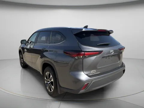 More photos of 2024 Toyota Highlander XLE at MAG CDJR, MO