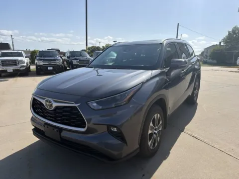 Photos of 2024 Toyota Highlander XLE for sale in Chillicothe, MO at MAG CDJR