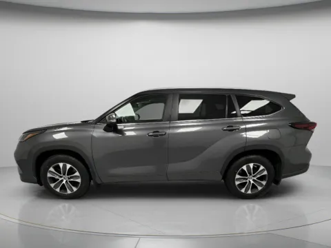 More photos of 2024 Toyota Highlander XLE at MAG CDJR, MO