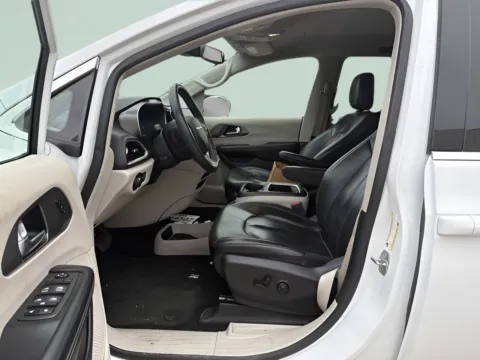 More photos of 2022 Chrysler Pacifica Touring L at MAG CDJR, MO