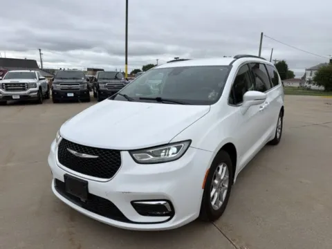 Photos of 2022 Chrysler Pacifica Touring L for sale in Chillicothe, MO at MAG CDJR