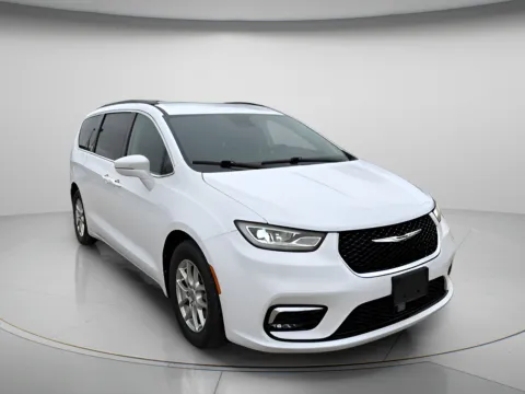 White 2022 Chrysler Pacifica Touring L for sale in Chillicothe, MO