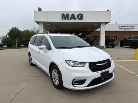 White 2022 Chrysler Pacifica Touring L for sale in Chillicothe, MO