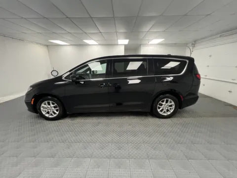 More photos of 2025 Chrysler Pacifica Select at MAG CDJR, MO