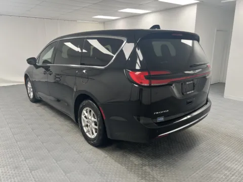 More photos of 2025 Chrysler Pacifica Select at MAG CDJR, MO