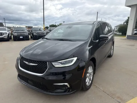 Photos of 2025 Chrysler Pacifica Select for sale in Chillicothe, MO at MAG CDJR