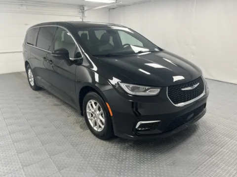 Black 2025 Chrysler Pacifica Select for sale in Chillicothe, MO